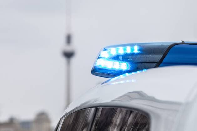 Polizei im Einsatz, Ein Streifenwagen der Berliner Polizei mit Blaulicht im Einsatz an der Frankfurter Allee Berlin Berlin Deutschland *** Police in action, A Berlin police patrol car with blue lights in action at Frankfurter Allee Berlin Berlin Germany