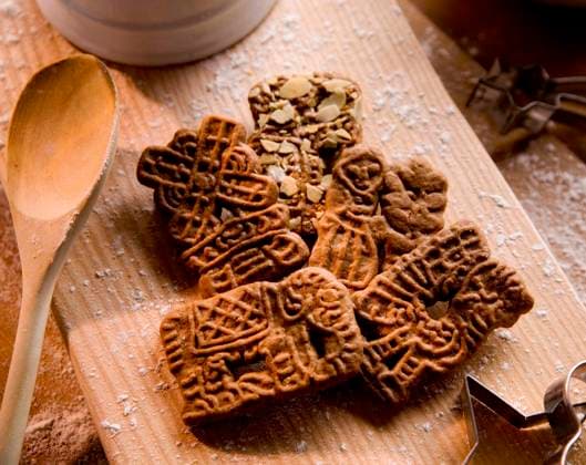  Spekulatius dunkel auf Holzbrett, backen *** Speculoos dark at wooden board, Baking Copyright: imageBROKER/HarryxHart ibxswo09082891.jpg
