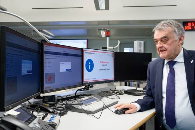 News Themen der Woche KW10 Startschuss zum landesweiten Probealarm durch den Innenminister von NRW Aktuell, 09.03.2023, Duesseldorf, Innenminister von NRW Herbert Reul im Lagezentrum der Landesregierung im Ministerium des Inneren loesst den landesweiten Probealarm aus. Nordrhein-Westfalen testet Warnmittel mit Sirenen und Handy-Alarme Duesseldorf Nordrhein-Westfalen Deutschland *** Starting signal for the state-wide test alarm by the Minister of the Interior of North Rhine-Westphalia Current, 09 03 2023, Duesseldorf, Minister of the Interior of North Rhine-Westphalia Herbert Reul in the situation center of the state government in the Ministry of the Interior triggers the state-wide test alarm North Rhine-Westphalia tests warning means with sirens and cell phone alar