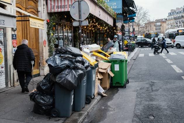 In Paris, The Garbage Collectors Are On Strike. In the 17th district of Paris, on March 9, 2023, the rubbish bins are overflowing and piling up on the fourth day of the Parisian garbage collectors strike, against the French President s pension reform and its postponement of the legal retirement age from 62 to 64. Paris France  Copyright: xJeromexGillesx originalFilename: chobeaux-grevesde230309_np6XW.jpg