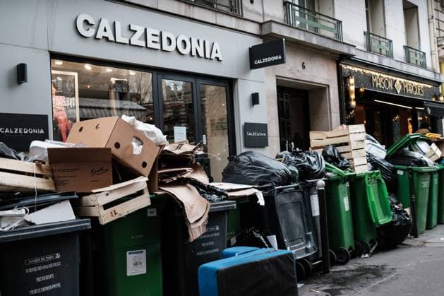 In Paris, The Garbage Collectors Are On Strike. In the 17th district of Paris, on March 9, 2023, the rubbish bins are overflowing and piling up on the fourth day of the Parisian garbage collectors strike, against the French President s pension reform and its postponement of the legal retirement age from 62 to 64. Paris France  Copyright: xJeromexGillesx originalFilename: chobeaux-grevesde230309_npfZB.jpg