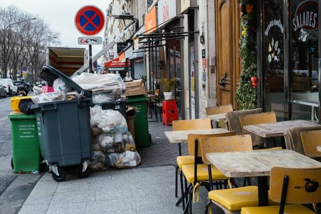 In Paris, The Garbage Collectors Are On Strike. In the 17th district of Paris, on March 9, 2023, the rubbish bins are overflowing and piling up on the fourth day of the Parisian garbage collectors strike, against the French President s pension reform and its postponement of the legal retirement age from 62 to 64. Paris France  Copyright: xJeromexGillesx originalFilename: chobeaux-grevesde230309_npNJ5.jpg