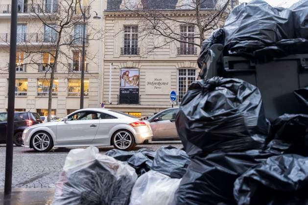 Paris, France March 9, 2023 - Large quantities of garbage are spread out on the sidewalk in the 16th district. In Paris, garbage is piling up in some districts, with 3,700 tons of waste not collected on Thursday, according to the city hall, on the fourth day of the garbage collectors strike against the pension reform. GREVE, REFORME DES RETRAITES, SOCIETE, SALE, SALETE, POUBELLES, EBOUEURS, RAMASSAGE DES ORDURES, ILLUSTRATION, DEBORDEMENTS, DEBORDER, TRI, POLLUTION, ACCUMULATION, INCINERATEUR, SACS POUBELLES, ENTASSEMENT, COLLECTE DES DECHETS ORDURES MENAGERES, SYCTOM, LUXE, CONTRASTE, BEAUX QUARTIERS, MUSEE YVES SAINT LAURENT  Copyright: xVincentxIsorex