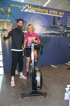 RECORD DATE NOT STATED CHARITY-RADELN FUER DIE UKRAINE 09.03.2023 Sebastian Fobe, Annika Zimmermann, Charity-Radeln in der Europa Passage bei der mit Ergometern eine Glühbirne zum Leuchten gebracht wird. Das Geld geht 1:1 an ukrainische Hilfsprojekte in Zusammenarbeit mit der Organisation WeAreAllUkrainians, Hamburg, 09.03.2023 Copyright: xEventpressxMPx