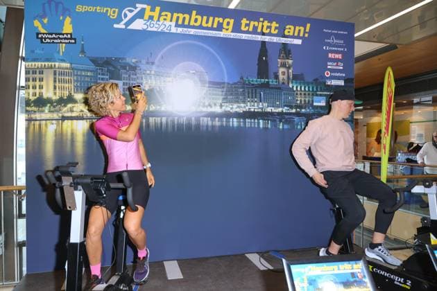 RECORD DATE NOT STATED CHARITY-RADELN FUER DIE UKRAINE 09.03.2023 Annika Zimmermann, Ivan Klasnic, Charity-Radeln in der Europa Passage bei der mit Ergometern eine Glühbirne zum Leuchten gebracht wird. Das Geld geht 1:1 an ukrainische Hilfsprojekte in Zusammenarbeit mit der Organisation WeAreAllUkrainians, Hamburg, 09.03.2023 Copyright: xEventpressxMPx