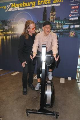 RECORD DATE NOT STATED CHARITY-RADELN FUER DIE UKRAINE 09.03.2023 Andreas AC Clausen, Ivan Klasnic, Charity-Radeln in der Europa Passage bei der mit Ergometern eine Glühbirne zum Leuchten gebracht wird. Das Geld geht 1:1 an ukrainische Hilfsprojekte in Zusammenarbeit mit der Organisation WeAreAllUkrainians, Hamburg, 09.03.2023 Copyright: xEventpressxMPx