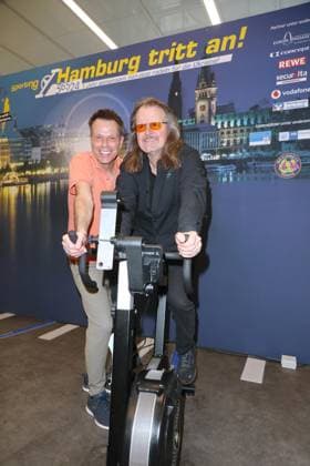 RECORD DATE NOT STATED CHARITY-RADELN FUER DIE UKRAINE 09.03.2023 Ulf Ansorge, Andreas AC Clausen, Charity-Radeln in der Europa Passage bei der mit Ergometern eine Glühbirne zum Leuchten gebracht wird. Das Geld geht 1:1 an ukrainische Hilfsprojekte in Zusammenarbeit mit der Organisation WeAreAllUkrainians, Hamburg, 09.03.2023 Copyright: xEventpressxMPx