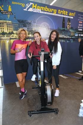 RECORD DATE NOT STATED CHARITY-RADELN FUER DIE UKRAINE 09.03.2023 Annika Zimmermann, Svenja Theißen, Alicia Alvarez, Charity-Radeln in der Europa Passage bei der mit Ergometern eine Glühbirne zum Leuchten gebracht wird. Das Geld geht 1:1 an ukrainische Hilfsprojekte in Zusammenarbeit mit der Organisation WeAreAllUkrainians, Hamburg, 09.03.2023 Copyright: xEventpressxMPx