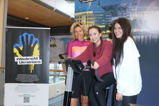 RECORD DATE NOT STATED CHARITY-RADELN FUER DIE UKRAINE 09.03.2023 Annika Zimmermann, Svenja Theißen, Alicia Alvarez, Charity-Radeln in der Europa Passage bei der mit Ergometern eine Glühbirne zum Leuchten gebracht wird. Das Geld geht 1:1 an ukrainische Hilfsprojekte in Zusammenarbeit mit der Organisation WeAreAllUkrainians, Hamburg, 09.03.2023 Copyright: xEventpressxMPx