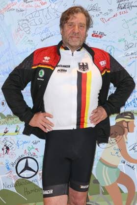 RECORD DATE NOT STATED CHARITY-RADELN FUER DIE UKRAINE 09.03.2023 Uwe Rohde, Charity-Radeln in der Europa Passage bei der mit Ergometern eine Glühbirne zum Leuchten gebracht wird. Das Geld geht 1:1 an ukrainische Hilfsprojekte in Zusammenarbeit mit der Organisation WeAreAllUkrainians, Hamburg, 09.03.2023 Copyright: xEventpressxMPx