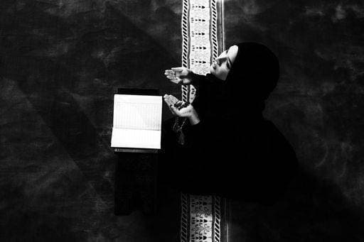 RECORD DATE NOT STATED An overhead shot of a female Muslim kneeling and praying in front of the Quran in a mosque *** An&Verkauf overhead erschossen des einer weiblich Moslem kniend und betend ÊIn vorne des der Quran ÊIn einer Moschee 10258083 ,model released, Symbolfoto