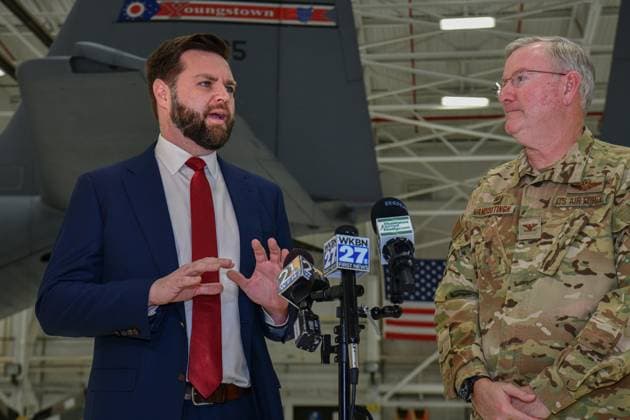 RECORD DATE NOT STATED U.S. Sen. JD Vance, representing Ohio, and Col. Jeff Van Dootingh, commander of the 910th Airlift Wing, participate in a media event on Jan. 17, 2023, at Youngstown Air Reserve Station, Ohio. Vance visited YARS to better understand the significance of the installation and the role it plays in defending our nation™s freedom. Copyright: xpiemagsx dvidspiemilr24022023-11523 !ACHTUNG AUFNAHMEDATUM GESCHÄTZT!