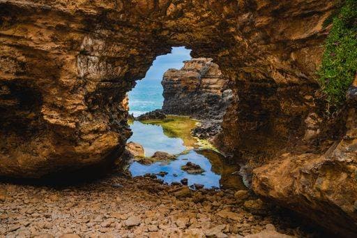 Creative Highlights World RECORD DATE NOT STATED The Grotto geological formation like an arch over the water in the daytime in Peterborough, Australia *** der grottös geologische Formierung wie An&Verkauf Zahnbogen trueber der Wasser ÊIn der daytime ÊIn Peterborough, Australien 10318893