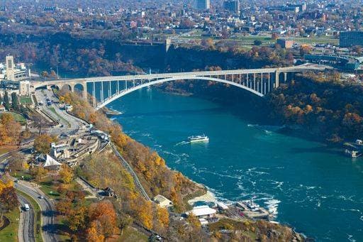 RECORD DATE NOT STATED An aerial shot of the Rainbow arch bridge over the Niagara river in the city of Niagara Falls *** An&Verkauf aerial erschossen des der Regenbogen Zahnbogen Brücke trueber der Niagaras Fluß ÊIn der Stadt des Niagaras fällt 10350738