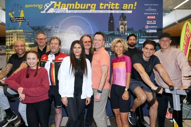 Charles Simmons, Svenja Theißen, Uwe Rohde, Alicia Alvarez, Andreas AC Clausen, Ulf Ansorge, Annika Zimmermann, Sebastian Fobe, Manuel Hasni und Ivan Klasnic beim Charity-Radeln zu Gunsten ukrainischer Hilfsprojekte in Zusammenarbeit mit der Organisation WeAreAllUkrainians in der Europa Passage. Hamburg, 09.03.2023