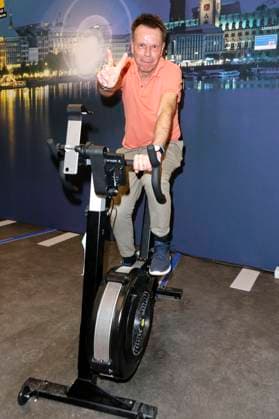 Ulf Ansorge beim Charity-Radeln zu Gunsten ukrainischer Hilfsprojekte in Zusammenarbeit mit der Organisation WeAreAllUkrainians in der Europa Passage. Hamburg, 09.03.2023