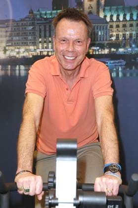 Ulf Ansorge beim Charity-Radeln zu Gunsten ukrainischer Hilfsprojekte in Zusammenarbeit mit der Organisation WeAreAllUkrainians in der Europa Passage. Hamburg, 09.03.2023