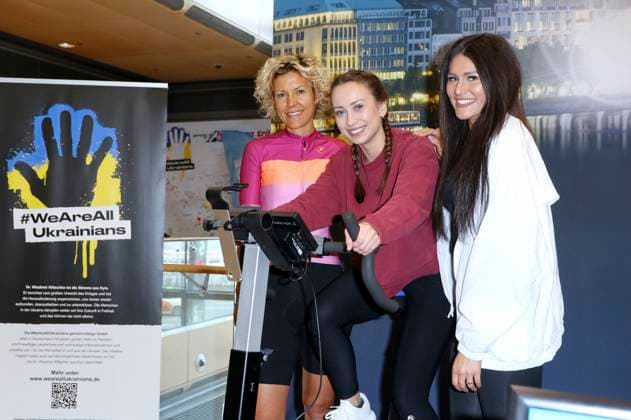 Annika Zimmermann, Svenja Theißen und Alicia Alvarez beim Charity-Radeln zu Gunsten ukrainischer Hilfsprojekte in Zusammenarbeit mit der Organisation WeAreAllUkrainians in der Europa Passage. Hamburg, 09.03.2023