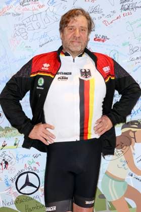 Uwe Rohde beim Charity-Radeln zu Gunsten ukrainischer Hilfsprojekte in Zusammenarbeit mit der Organisation WeAreAllUkrainians in der Europa Passage. Hamburg, 09.03.2023