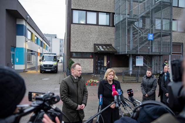 Bilder des Jahres 2023, News 03 März News Themen der Woche KW10 Bundesinnenministerin Nancy Faeser (SPD) und der Innensenator von Hamburg, Andy Grote, besuchen am Freitagnachmittag (10.03.2023) den Hamburger Tatort im Stadtteil Gross Borstel nach den toedlichen Schuessen in einem Gebetshaus der Zeugen Jehovas, um dort der Opfer zu gedenken und mit Einsatzkraeften ins Gespraech zu kommen. Sie sprach Opfern, Angehoerigen, Freunden und Bekannten ihr Mitgefuehl aus. Den Verletzten wuenschte sie baldige Genesung . Ein Amoklaeufer hat in Hamburg in einem Gemeindehaus der Zeugen Jehovas sieben Menschen und sich selbst erschossen. (Siehe epd-Meldung vom 10.03.2023) EDITORIAL USE ONLY *** Federal Minister of the Interior Nancy Faeser SPD and the Senator of the Interior of Hamburg, Andy Grote, visit on Friday af Copyright: epd-bild PhilippxReiss epd-Zeugen_Jehovas_Hamburg24 - Kopieren