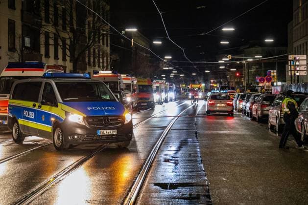 News Themen der Woche KW10 News Bilder des Tages In der Karlsruher Innenstadt hat ein Geiselnehmer in einer Apotheke mehrere Geiseln genommen. Die Polizei ist im Einsatz *** In downtown Karlsruhe, a hostage-taker took several hostages in a pharmacy Police are on duty