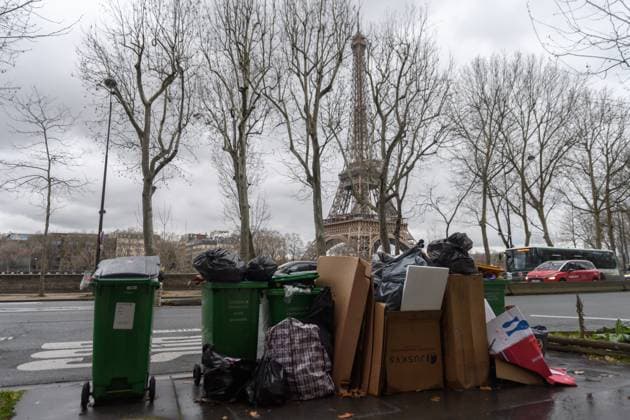 Rubbish bins overflow and pile up in the streets of the French capital, due to the garbage collectors strike against the pension reform, on 11 March 2023.  JulienxMattiax xLexPictorium LePictorium_0276449