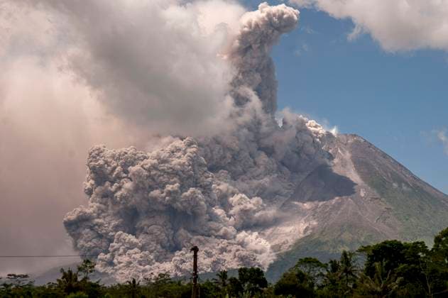 Bilder des Jahres 2023, News 03 März News Themen der Woche KW10 News Bilder des Tages (230311) -- YOGYAKARTA, March 11, 2023 -- Volcanic materials spew out from Mount Merapi in Yogyakarta, Indonesia, March 11, 2023. As one of Indonesia s most active volcanos, Mount Merapi volcano erupted on Saturday, spewing volcanic ash to several villages nearby, the country s Geological Disaster Technology Research and Development Center reported. (Photo by Xinhua) INDONESIA-YOGYAKARTA-MOUNT MERAPI-ERUPTION AgungxSupriyanto 