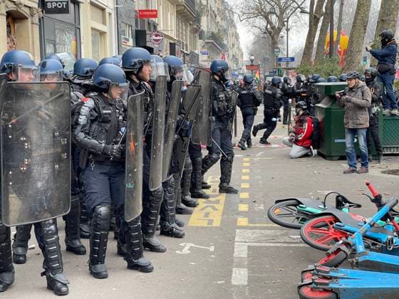 News Themen der Woche KW10 News Bilder des Tages FRANCE, PARIS - MARCH 11, 2023: Riot police hold shields during a mass protest staged in Paris by trade unions for the 7th time against the controversial pension reform proposed by the French government. Law enforcement agencies are expecting from 70 to 100 thousand protesters. Arina Lebedeva TASS  57813584