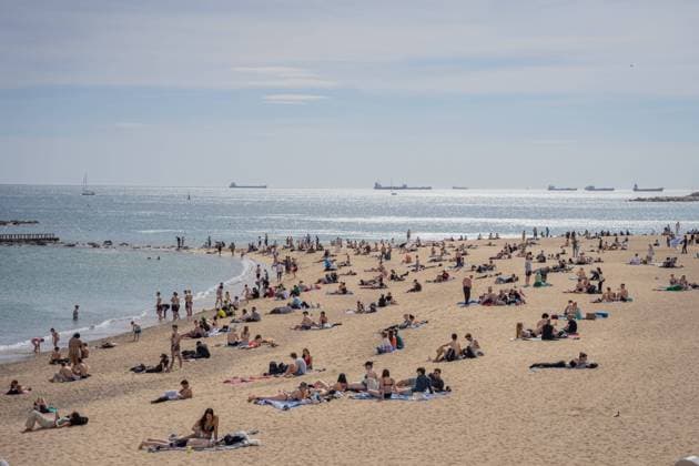 March 11, 2023, Barcelona, Barcelona, Spain: The beaches of Barcelona are full of people during these hot winter days. The thermometer has risen to 26 degrees Celsius, a rare event at this time of year. Barcelona Spain - ZUMAa239 20230311_zip_a239_023 Copyright: xMarcxAsensioxClupesx