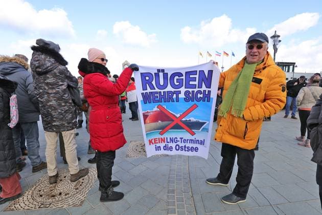 Bilder des Jahres 2023, News 03 März News Themen der Woche KW10 News Bilder des Tages Proteste in Binz auf Rügen gegen die LNG-Terminals auf der Ostsee *** Protests in Binz on Rügen against LNG terminals on the Baltic Sea
