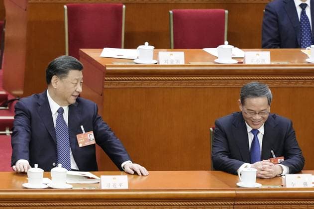 News Themen der Woche KW10 National People s Congress Chinese President Xi Jinping (L) speaks to Premier Li Qiang during a plenary session of the National People s Congress at the Great Hall of the People in Beijing on March 12, 2023.  A14AA0001405188P