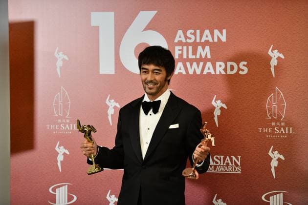 Bilder des Jahres 2023, Entertainment 03 März Entertainment Themen der Woche KW10 Entertainment Bilder des Tages HONG KONG, CHINA - MARCH 12: Japanese actor Hiroshi Abe poses with his trophy during the 16th Asian Film Awards at Hong Kong Palace Museum on March 12, 2023 in Hong Kong, China.  Copyright: xVCGx VCG111426845018