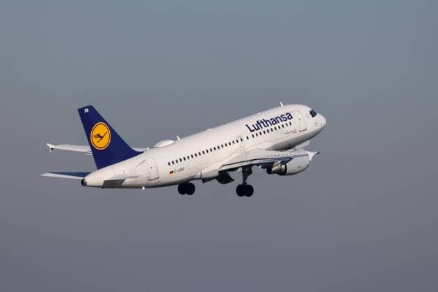 DEU, Deutschland, Nordrhein-Westfalen, Düsseldorf, 02.03.2023: Flughafen Düsseldorf Düsseldorf Airport (DUS EDDL), Registrierung: D-AIBB Lufthansa Airbus A319-112, Aalen *** DEU, Germany, North Rhine-Westphalia, Düsseldorf, 02 03 2023 Düsseldorf Airport DUS EDDL , Registration D AIBB Lufthansa Airbus A319 112, Aalen