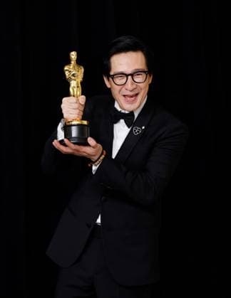 Entertainment Themen der Woche KW10 Entertainment Bilder des Tages Ke Huy Quan winner of the Best Supporting Actor, for Everything Everywhere All at Once appears backstage with her Oscar during the 95th annual Academy Awards at Loews Hollywood Hotel in the Hollywood section of Los Angeles on Sunday, March 12, 2023.  LAP20230312171 JOHNxANGELILLO