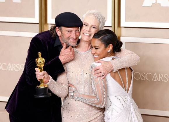 Entertainment Bilder des Tages (L-R) Troy Kotsur, Jamie Lee Curtis, winner of the Best Supporting Actress award for Everything Everyhwere All At Once, and Ariana DeBose appear backstage during the 95th annual Academy Awards at Loews Hollywood Hotel in the Hollywood section of Los Angeles on Sunday, March 12, 2023.  LAP20230312183 JOHNxANGELILLO