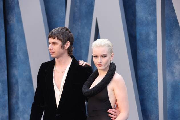 Julia Garner, Mark Foster attend the 2023 Vanity Fair Oscar Party at Wallis Annenberg Center for the Performing Arts on March 12, 2023 in Beverly Hills, California. Photo: CraSH imageSPACE MediaPunch Copyright: ximageSPACEx