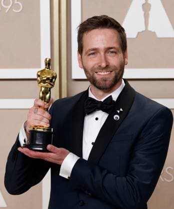 Entertainment Themen der Woche KW10 Entertainment Bilder des Tages Paul Rogers, winner of the award for Best Film Editing for Everything Everywhere All at Once, appears backstage with his Oscar during the 95th annual Academy Awards at Loews Hollywood Hotel in the Hollywood section of Los Angeles on Sunday, March 12, 2023.  LAP20230312267 JOHNxANGELILLO