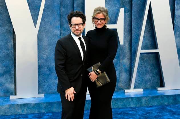 J.J. Abrams mit Ehefrau Katie McGrath bei der Vanity Fair Oscar Party 2023 anlässlich der 95. Oscar-Verleihung im Wallis Annenberg Center for the Performing Arts. Beverly Hills, 12.03.2023 *** J J Abrams with wife Katie McGrath at the Vanity Fair Oscar Party 2023 celebrating the 95 Academy Awards at the Wallis Annenberg Center for the Performing Arts Beverly Hills, 12 03 2023. Foto:xD.xBedrosianx xFuturexImage