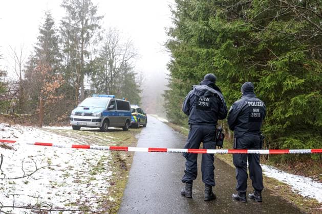 Bilder des Jahres 2023, News 03 März News Themen der Woche KW10 News Bilder des Tages Inzwischen herrscht traurige Gewissheit. Bei der am Sonntag gefundenen Leiche handelt es sich um die 12-jaehrige (jährige) Luise F. aus Freudenberg die seit Samstagabend vermisst wurde. Der Fundort der Leiche wurde weitraeumig (weiträumig) abgesperrt. Grosseinsatz am 12.03.2023 in Freudenberg Deutschland. *** Meanwhile, there is sad certainty With the body found on Sunday, it is the 12 year old Luise F from Freudenberg was missing since Saturday evening The site where the body was found was widely cordoned off Large-scale operation on 12 03 2023 in Freudenberg Germany