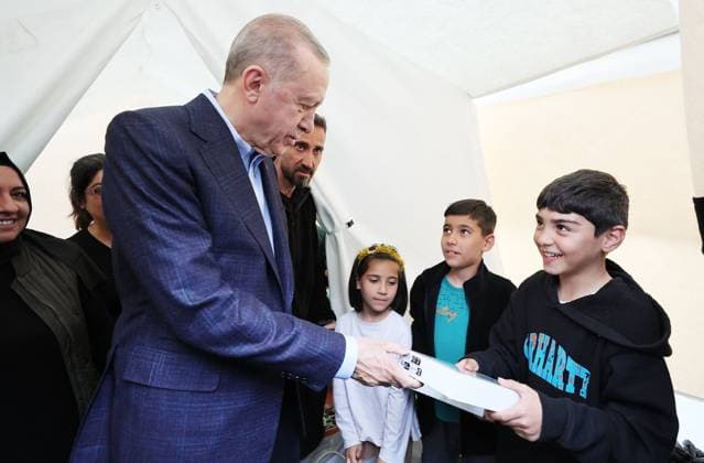 News Themen der Woche KW10 News Bilder des Tages Turkish President Recep Tayyip Erdogan visits at container field hospital established Turkish President Recep Tayyip Erdogan visits at container field hospital established at Defne district of Hatay after 7.7 and 7.6 magnitude earthquakes hit multiple provinces of Turkiye, on March 12, 2023. Photo by Turkish presidency apaimages Istanbul Istanbul Turkey 120323_TURKIYE_TPO_00 (1) Copyright: xapaimagesxTurkishxpresidencyx xapaimagesx