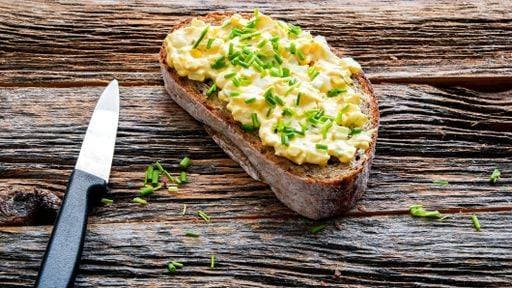 RECORD DATE NOT STATED Bread with eggs salad and chives on rustick old wooden table with copy space *** Brot mit Eier Salat und Schnittlauch am rustick Alte hölzern Tisch mit Kopie Weltraum 10535048