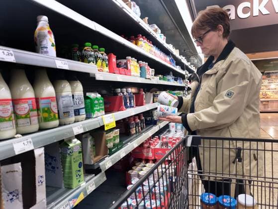Einkauf in einem Supermarkt oder Discounter zu Zeiten von Inflation. Milch, Milchprodukte, Joghurt, Fruchtjoghurt, Milchpreis, Kaese, Vergleich, Preisvergleich, Milcherzeuger, Molkereien, Einkauf in Zeiten von Krieg in der Ukraine und Inflation. *** Shopping in a supermarket or discount store at times of inflation milk, dairy products, yogurt, fruit yogurt, milk price, cheese, comparison, price comparison, milk producers, dairies, shopping at times of war in Ukraine and inflation