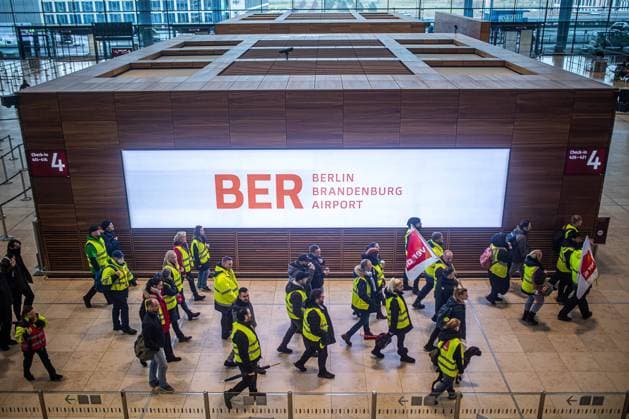 Bilder des Jahres 2023, News 03 März News Themen der Woche KW11 News Bilder des Tages Ein Warnstreik der verdi legt am 13. März 2023 den Flughafen Berlin Brandenburg lahm. Beschäftige des Flughafens streiken im Terminal. Warnstreik am BER *** A warning strike by verdi paralyzes Berlin Brandenburg Airport on March 13, 2023 Airport employees strike in the terminal Warning strike at BER