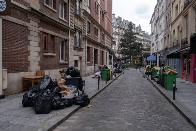 Following the inter-union strikes against the pension reform, garbage collectors and incineration centres are on strike. Several districts of Paris have been left with uncollected rubbish for several days 11 March 2023. Paris, France.  MichaelxBunelx xLexPictorium LePictorium_0276552