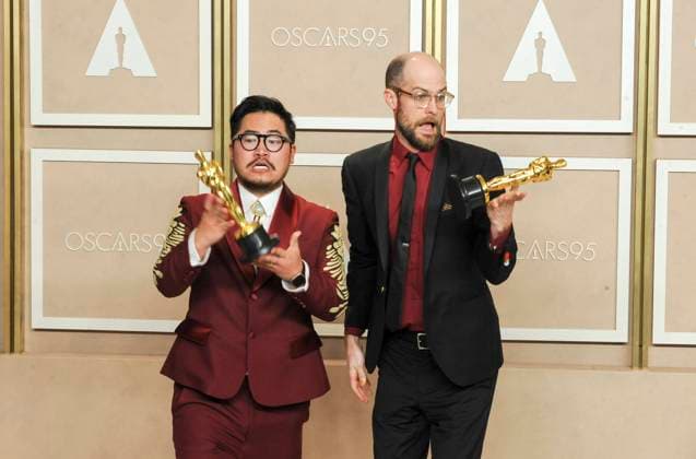 Dan Kwan, Daniel Scheinert in the press room for 95th Academy Awards - Photo Room, Dolby Theatre, Los Angeles, CA March 12, 2023. Photo By: Elizabeth Goodenough/Everett Collection in the press room for 95th Academy Awards - Photo Room, Dolby Theatre, Los Angeles, CA March 12, 2023. Photo By: Elizabeth Goodenough/Everett Collection PUBLICATIONXNOTxINxCANxCHNxFRAxITAxJPNxNORxPOLxRUSxESPxUKxUSA