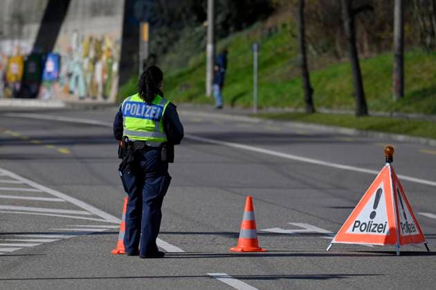 Polizistin Verkehrskontrolle, Schweiz, 12.03.2023 *** Police woman traffic control, Switzerland, 12 03 2023 