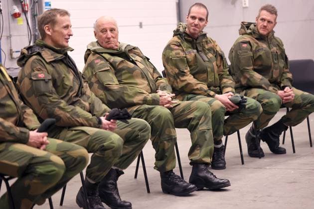 Entertainment Themen der Woche KW11 Entertainment Bilder des Tages Jarfjord 20230313. Kong Harald møter vernepliktige fra Jarfjord grensestasjon . Jarfjord Norge xx *** Jarfjord 20230313 King Harald meets conscripts from Jarfjord border station Jarfjord Norway xx,  Copyright: xJanxLanghaugx cbcUqT4Qf18 cbcUqT4Qf18