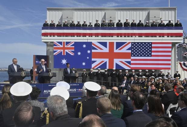 Bilder des Jahres 2023, News 03 März News Themen der Woche KW11 President Joe Biden (C), British Prime Minister Rishi Sunak (L) and Australian Prime Minister Anthony Albanese discuss an initiative to create a new fleet of nuclear-powered submarines during an event at Naval Base Point Loma in San Diego, California on Monday, March 13. 2023. The Australia-United Kingdom-US (AUKUS) partnership is a trilateral security pact formed in 2021.  SAN20230313508 JIMxRUYMEN