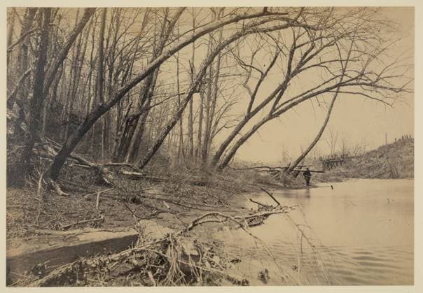 RECORD DATE NOT STATED Bull Run, looking upstream. Railroad bridge in distance Cap. A.J. Russell.. No. 226, Title from item, Published in: Russell s Civil War photographs : 116 historic prints by Andrew J. Russell ; with a preface by Joe Buberger and Matthew Isenberg. New York : Dover Publications, c1982, no. 5. Rivers, Virginia, Bull Run, 1860-1870, Logs, Virginia, Bull Run, 1860-1870, United States, History, Civil War, 1861-1865, Transportation. Copyright: xpiemagsx civwarpietiff12032023-8648 !ACHTUNG AUFNAHMEDATUM GESCHÄTZT!