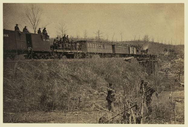 RECORD DATE NOT STATED First train across Bull Run Bridge, spring of 1863. Title from item, Published in: Russell s Civil War photographs : 116 historic prints by Andrew J. Russell ; with a preface by Joe Buberger and Matthew Isenberg. New York : Dover Publications, c1982, no. 128. Railroads, Virginia, Bull Run, 1860-1870, Railroad bridges, Virginia, Bull Run, 1860-1870, United States, History, Civil War, 1861-1865, Transportation. Copyright: xpiemagsx civwarpietiff12032023-8587 !ACHTUNG AUFNAHMEDATUM GESCHÄTZT!